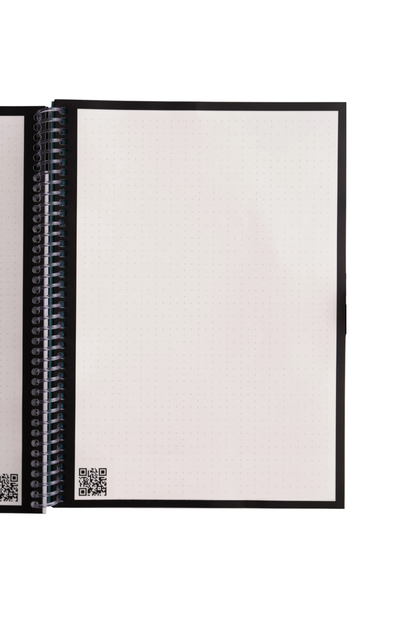 Cuaderno abierto con código QR en cada hoja